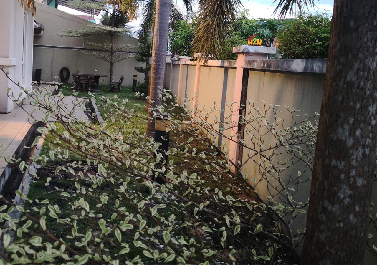 H2H - Cy Botani Vacation House Ipoh Bagian luar foto